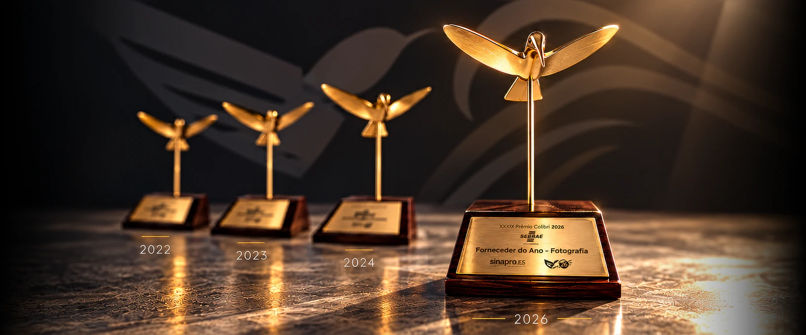 Os quatro troféus do Prêmio Colibri da F/Still: Fornecedor do Ano em Fotografia em 2022, 2023, 2024 e 2026